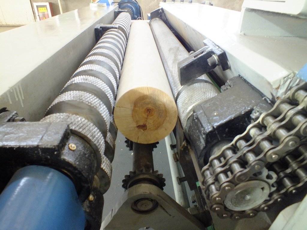 Torno de pelado de chapa de troncos de 4 pies con control CNC para madera contrachapada