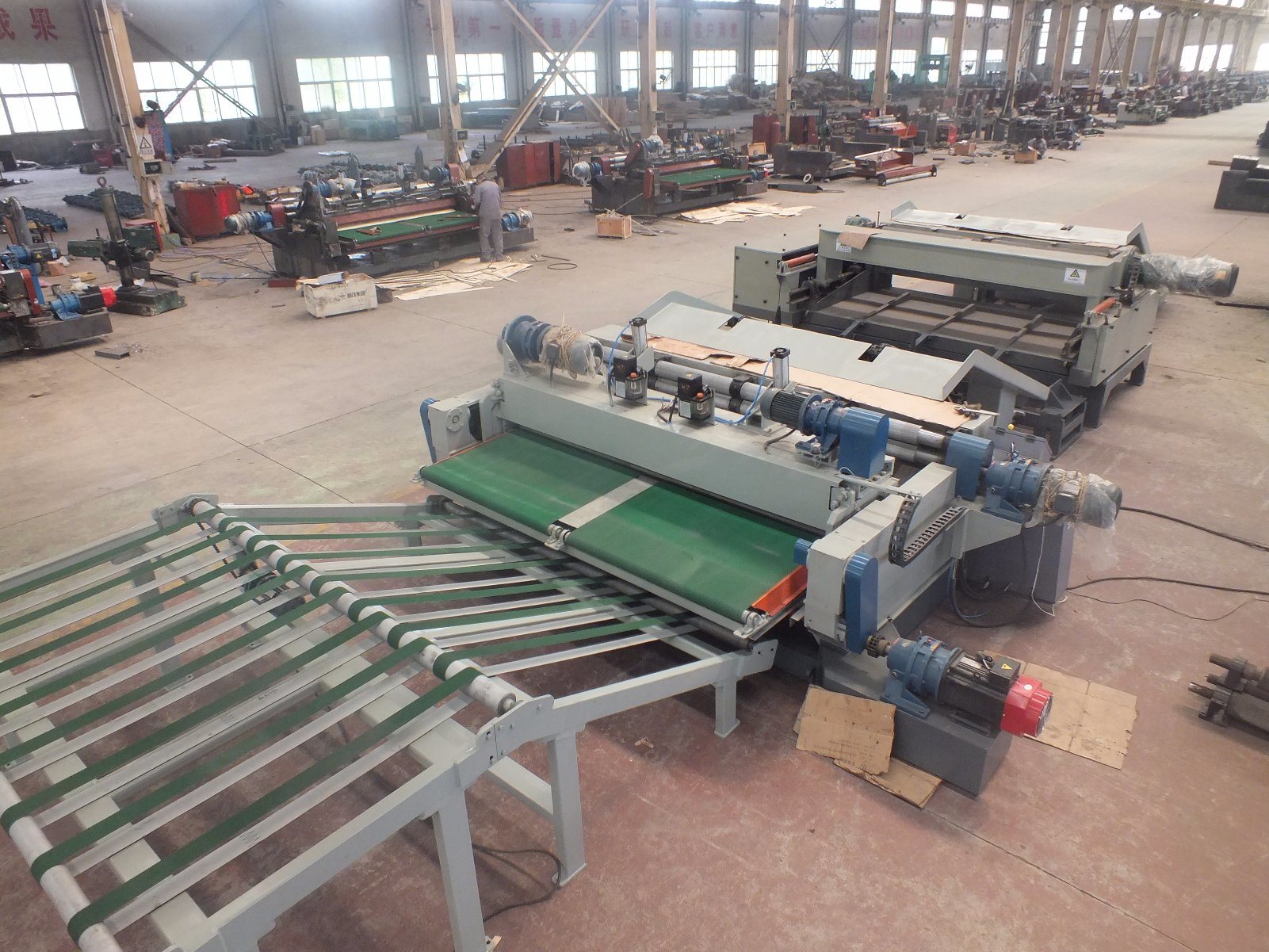 Línea de producción automática de chapa de madera contrachapada de 8 pies