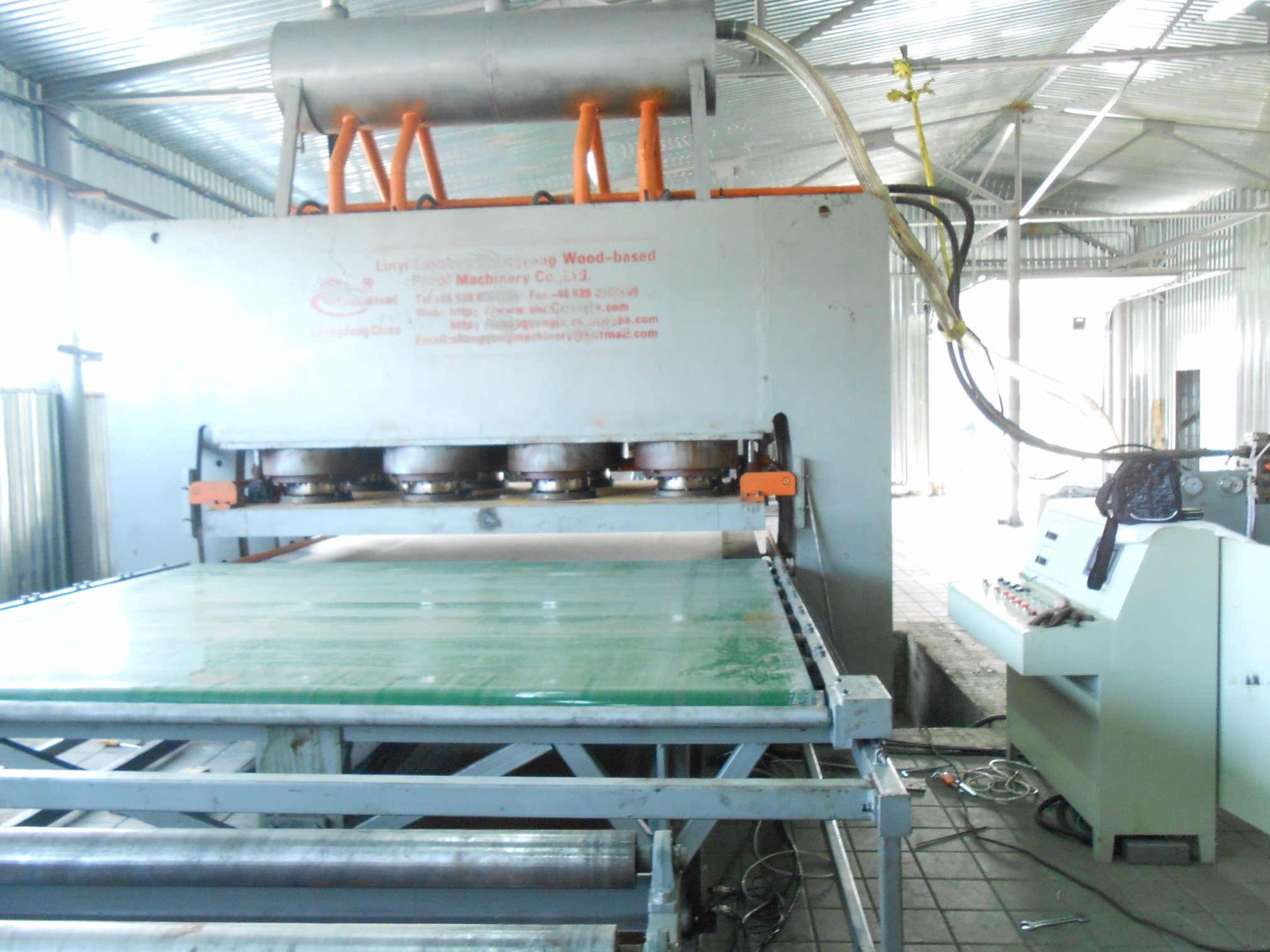 La máquina de prensado en caliente de ciclo corto de 4 pies con control CNC