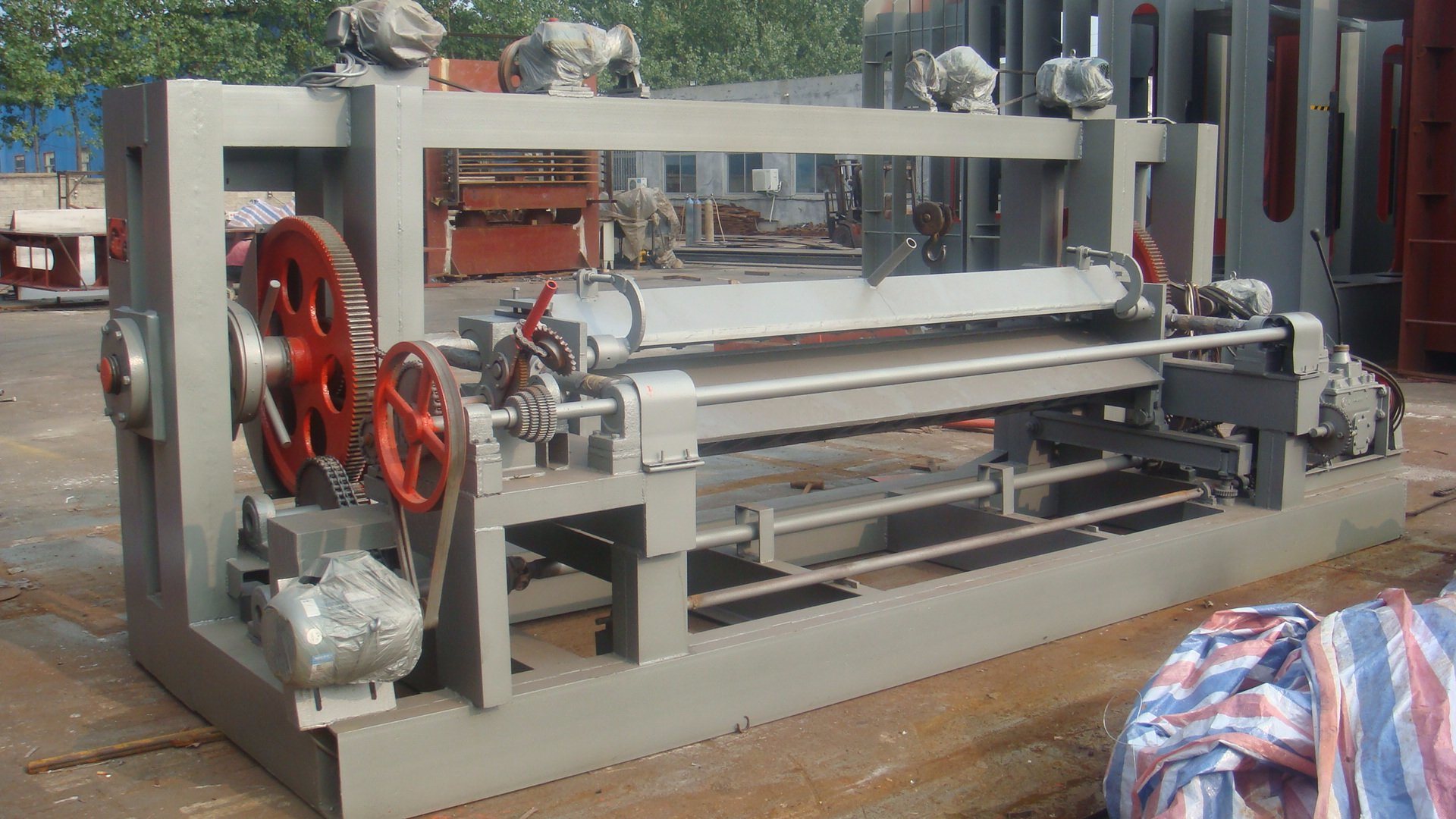 El torno para pelado de chapas faciales Okoume de 8 pies para Gabón