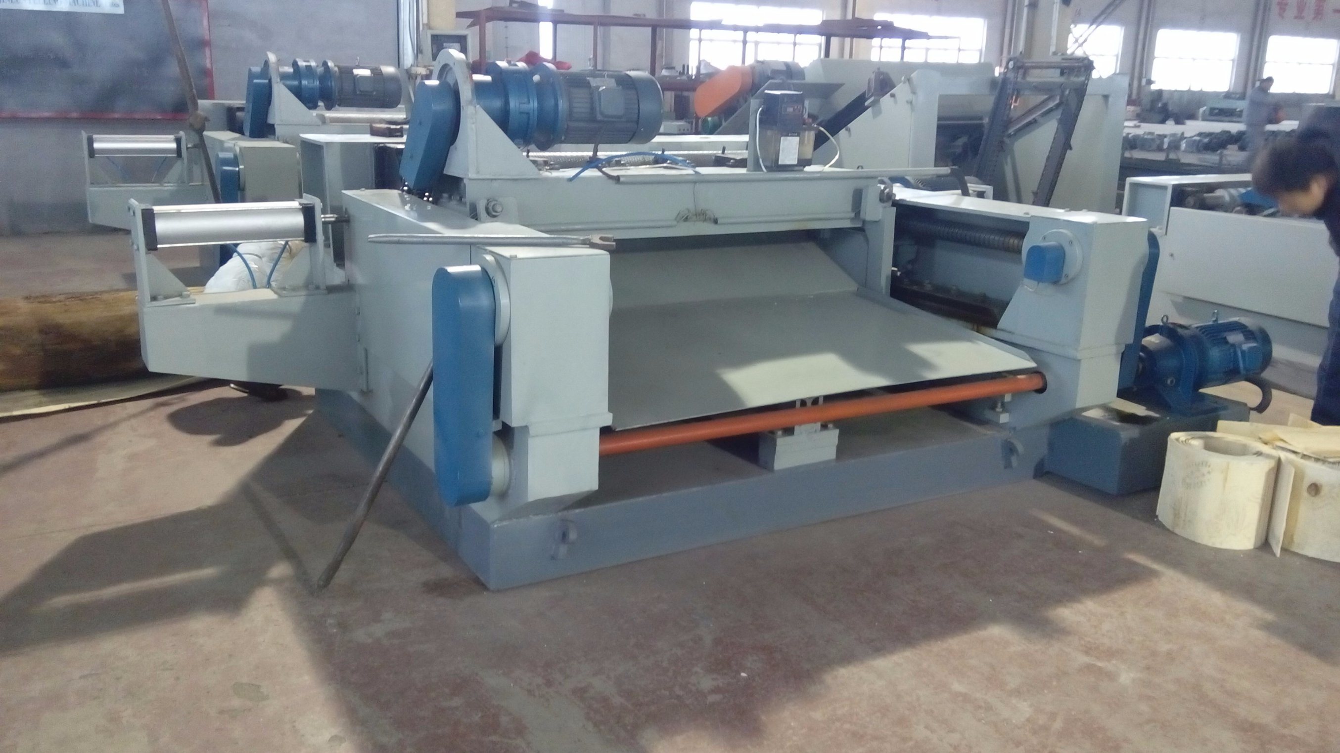 Torno de pelado de chapa de troncos de 4 pies con control CNC para madera contrachapada